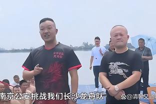 广东正常推进 沃特斯无球与张峻豪纠缠 裁判吹罚沃特斯违体犯规